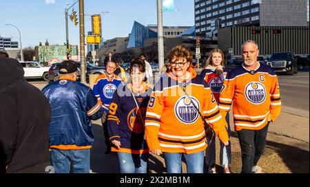 I tifosi degli Edmonton Oilers in ogni stile della maglia degli Oilers si dirigono a gara 1 dei playoff della Stanley Cup tra i Los Angeles Kings e gli Edmonton Oilers. Punteggio finale; Edmonton Oilers 7:1 Los Angeles Kings. Foto Stock