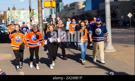 I tifosi degli Edmonton Oilers in ogni stile della maglia degli Oilers si dirigono a gara 1 dei playoff della Stanley Cup tra i Los Angeles Kings e gli Edmonton Oilers. Punteggio finale; Edmonton Oilers 7:1 Los Angeles Kings. Foto Stock