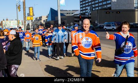 I tifosi degli Edmonton Oilers in ogni stile della maglia degli Oilers si dirigono a gara 1 dei playoff della Stanley Cup tra i Los Angeles Kings e gli Edmonton Oilers. Punteggio finale; Edmonton Oilers 7:1 Los Angeles Kings. Foto Stock