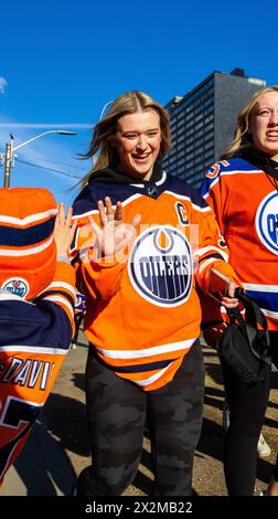 I tifosi degli Edmonton Oilers in ogni stile della maglia degli Oilers si dirigono a gara 1 dei playoff della Stanley Cup tra i Los Angeles Kings e gli Edmonton Oilers. Punteggio finale; Edmonton Oilers 7:1 Los Angeles Kings. Foto Stock