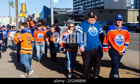 Edmonton, Canada. 22 aprile 2024. I tifosi degli Edmonton Oilers in ogni stile della maglia degli Oilers si dirigono a gara 1 dei playoff della Stanley Cup tra i Los Angeles Kings e gli Edmonton Oilers. Punteggio finale; Edmonton Oilers 7:1 Los Angeles Kings. (Foto di Ron Palmer/SOPA Images/Sipa USA) credito: SIPA USA/Alamy Live News Foto Stock