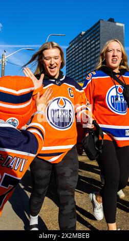 Edmonton, Canada. 22 aprile 2024. I tifosi degli Edmonton Oilers in ogni stile della maglia degli Oilers si dirigono a gara 1 dei playoff della Stanley Cup tra i Los Angeles Kings e gli Edmonton Oilers. Punteggio finale; Edmonton Oilers 7:1 Los Angeles Kings. (Foto di Ron Palmer/SOPA Images/Sipa USA) credito: SIPA USA/Alamy Live News Foto Stock