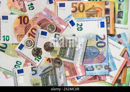 Geld, Euroscheine, Münzen, Euro, cent, Symbolfoto Geld, Reichtum, Konjunktur, Gehalt *** denaro, banconote in euro, monete, euro, cent, simbolo moneta fotografica, ricchezza, economia, stipendio Foto Stock