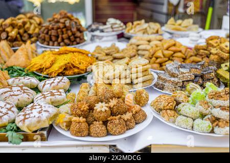 Una vivace mostra di vari dolci e dolci marocchini, con selezioni come baklava, biscotti alle mandorle e dolcetti ricoperti di miele. Foto Stock