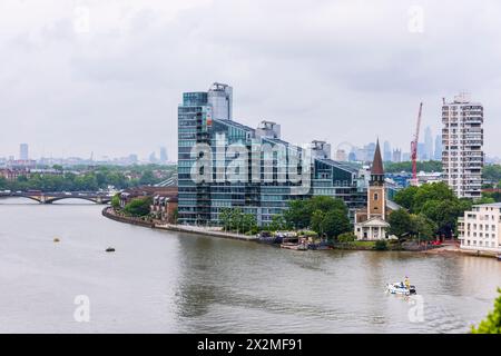 St Mary's Church, Battersea e lo sviluppo di Montevetro progettato da Richard Rogers, Londra, Regno Unito Foto Stock