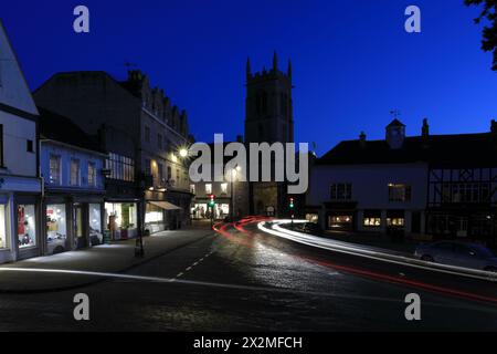 Crepuscolo sulla Chiesa di tutti i Santi, Piazza del Leone Rosso, città di Stamford; Lincolnshire; Inghilterra; REGNO UNITO Foto Stock