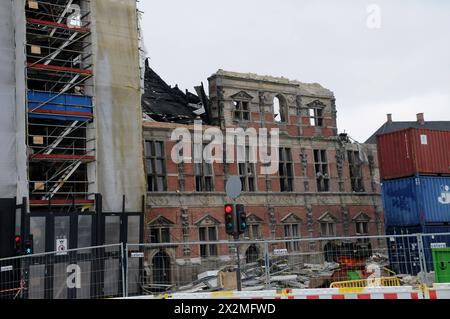 Copenaghen/Danimarca/23 aprile 2024/ Vista dell'edificio Old Stosck Exchange e dopo la matematica il tesoro nazionale danese è bruciato e quasi crollato di 400 anni di eredità foto.Francis Joseph Dean/Dean immagini non per uso commerciale solo editoriale Foto Stock