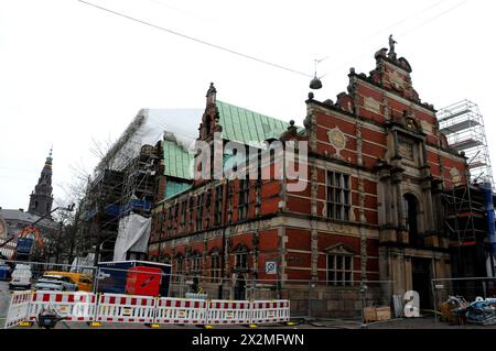 Copenaghen/Danimarca/23 aprile 2024/ Vista dell'edificio Old Stosck Exchange e dopo la matematica il tesoro nazionale danese è bruciato e quasi crollato di 400 anni di eredità foto.Francis Joseph Dean/Dean immagini non per uso commerciale solo editoriale Foto Stock