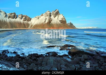 Geografia / viaggi, Islanda, Austurland, Stokksnes, spiaggia di sabbia nera e Vestrahorn Mountain, ULTERIORI DIRITTI-INFORMAZIONI-NON-DISPONIBILI Foto Stock