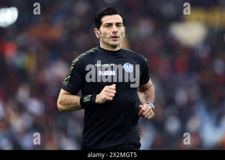 Roma, Italie. 22 aprile 2024. L'arbitro Fabio Maresca si scalda prima del campionato italiano di serie A tra AS Roma e Bologna FC il 22 aprile 2024 allo Stadio Olimpico di Roma - Photo Federico Proietti/DPPI Credit: DPPI Media/Alamy Live News Foto Stock