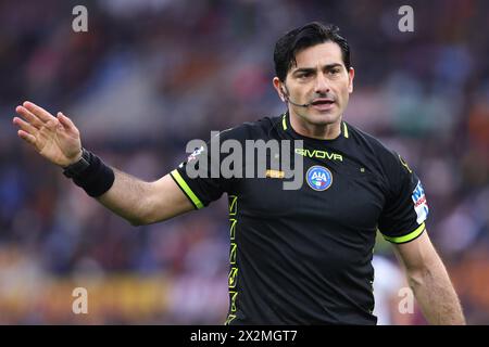 Roma, Italie. 22 aprile 2024. L'arbitro Fabio Maresca gesta durante la partita di calcio di serie A tra AS Roma e Bologna FC il 22 aprile 2024 allo Stadio Olimpico di Roma - Photo Federico Proietti/DPPI Credit: DPPI Media/Alamy Live News Foto Stock