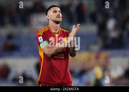 Roma, Italie. 22 aprile 2024. Lorenzo Pellegrini di Roma saluta i suoi tifosi al termine del campionato italiano di serie A tra AS Roma e Bologna FC il 22 aprile 2024 allo Stadio Olimpico di Roma, Italia - foto Federico Proietti/DPPI Credit: DPPI Media/Alamy Live News Foto Stock