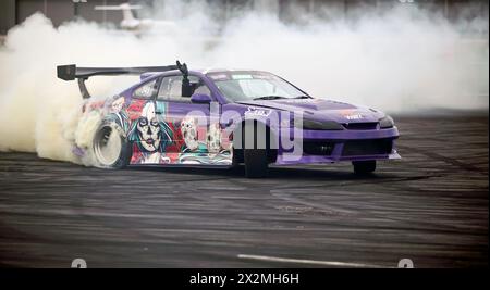 Colt Harve sventolò dalla cabina di pilotaggio della sua Nissan s15 rb25 durante una mostra alla deriva nella Cinch Live Arena, al British Motor Show del 2023, Farnborou Foto Stock