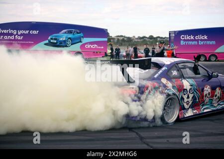 Colt Harve sventolò dalla cabina di pilotaggio della sua Nissan s15 rb25 durante una mostra alla deriva nella Cinch Live Arena, al British Motor Show del 2023, Farnborough. Foto Stock