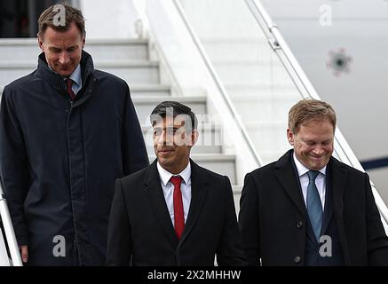 Il primo Ministro Rishi Sunak (centro), il Cancelliere dello Scacchiere Jeremy Hunt (a sinistra) e il Segretario alla difesa Grant Shapps (a destra) arrivano all'aeroporto Chopin di Varsavia durante una visita in Polonia e Germania. Data foto: Martedì 23 aprile 2024. Foto Stock