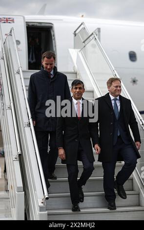 Il primo Ministro Rishi Sunak (centro), il Cancelliere dello Scacchiere Jeremy Hunt (a sinistra) e il Segretario alla difesa Grant Shapps (a destra) arrivano all'aeroporto Chopin di Varsavia durante una visita in Polonia e Germania. Data foto: Martedì 23 aprile 2024. Foto Stock