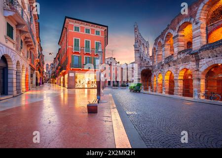 Verona, Italia. Immagine della splendida città italiana di Verona all'alba. Foto Stock