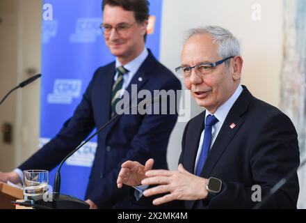 Duesseldorf, Germania. 23 aprile 2024. Michael Vassiliadis (r), presidente del sindacato IGBCE (Industriegewerkschaft Bergbau, Chemie, energie), interviene durante una dichiarazione accanto a Hendrik Wüst (l, CDU), ministro presidente della Renania settentrionale-Vestfalia, dopo una riunione congiunta con il gruppo parlamentare statale CDU. Crediti: Oliver Berg/dpa/Alamy Live News Foto Stock