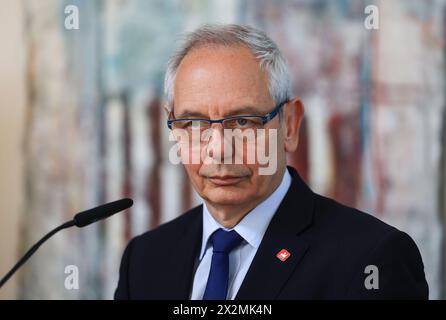 Duesseldorf, Germania. 23 aprile 2024. Michael Vassiliadis, presidente del sindacato IGBCE (Industriegewerkschaft Bergbau, Chemie, energie), interviene durante una dichiarazione con il ministro della Renania settentrionale-Vestfalia, Presidente Wüst, dopo una riunione congiunta con il gruppo parlamentare CDU nel parlamento statale. Crediti: Oliver Berg/dpa/Alamy Live News Foto Stock