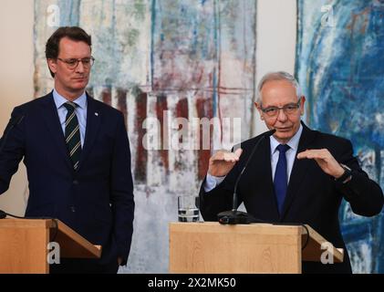 Duesseldorf, Germania. 23 aprile 2024. Michael Vassiliadis (r), presidente del sindacato IGBCE (Industriegewerkschaft Bergbau, Chemie, energie), interviene durante una dichiarazione accanto a Hendrik Wüst (l, CDU), ministro presidente della Renania settentrionale-Vestfalia, dopo una riunione congiunta con il gruppo parlamentare statale CDU. Crediti: Oliver Berg/dpa/Alamy Live News Foto Stock