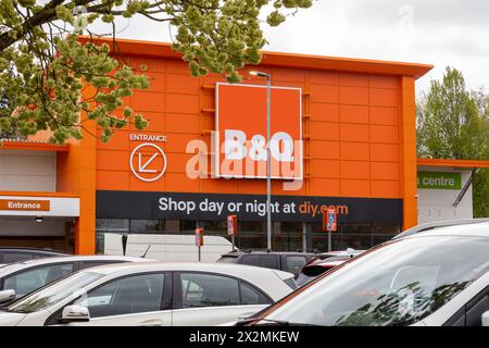 Un affollato negozio B&Q, Canterbury, Kent Foto Stock