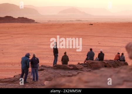 Giordania, Wadi Rum - 1 novembre 2022: Persone in attesa dell'alba sul deserto Foto Stock