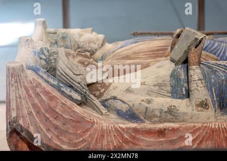 Chinon, 11 aprile 2024: Effigie di Alianor / Eleonora d'Aquitania ed Enrico II di Francia presso l'Abbazia reale di nostra Signora di Fontevraud Foto Stock