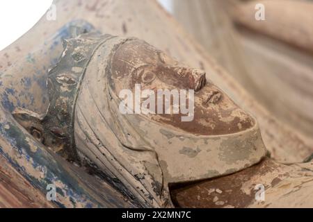 Chinon, 11 aprile 2024: Effigie di Alianor / Eleonora d'Aquitania presso l'Abbazia reale di nostra Signora di Fontevraud Foto Stock