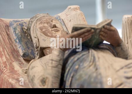 Chinon, 11 aprile 2024: Effigie di Alianor / Eleonora d'Aquitania presso l'Abbazia reale di nostra Signora di Fontevraud Foto Stock