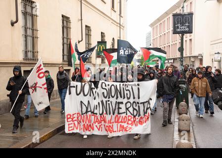 Torino, Italia. 23 aprile 2024. Un momento del corteo "fuori i sionisti dall'Universit&#xe0;" contro il convegno organizzato dal Politecnico alla presenza di Antonio Tajani, Anna Maria Bernini, la dirigenza del bando MAECI. Torino, Italia - Marted&#xec; 23 aprile 2024 - Un momento della marcia "Sionisti fuori dall'Università" contro il convegno organizzato dal Politecnico alla presenza di Antonio Tajani, Anna Maria Bernini, alla guida del bando MAECI. Torino, Italia - martedì 23 aprile 2024 (foto Matteo Secci/LaPresse) credito: LaPresse/Alamy Live News Credit: LaPre Foto Stock