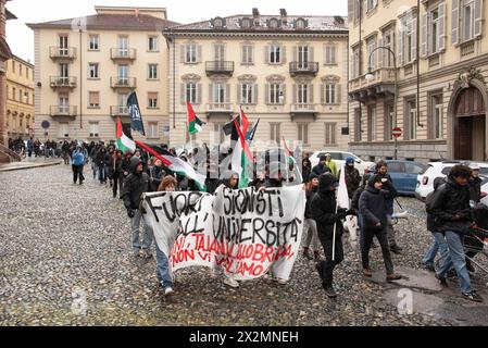 Torino, Italia. 23 aprile 2024. Un momento del corteo "fuori i sionisti dall'Universit&#xe0;" contro il convegno organizzato dal Politecnico alla presenza di Antonio Tajani, Anna Maria Bernini, la dirigenza del bando MAECI. Torino, Italia - Marted&#xec; 23 aprile 2024 - Un momento della marcia "Sionisti fuori dall'Università" contro il convegno organizzato dal Politecnico alla presenza di Antonio Tajani, Anna Maria Bernini, alla guida del bando MAECI. Torino, Italia - martedì 23 aprile 2024 (foto Matteo Secci/LaPresse) credito: LaPresse/Alamy Live News Credit: LaPre Foto Stock