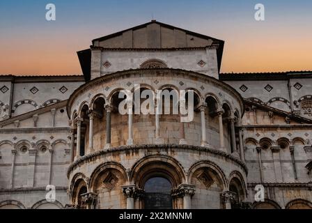 Abside orientale della Cattedrale di Lucca in Toscana, Italia, Duomo di San Martino. L'abside è una miscela di arcate romaniche pisane e gotiche pisane, colonne slanciate e decorazioni; risale all'XI secolo quando la cattedrale fu ricostruita in stile romanico, ma fu ristrutturata nel XIV secolo con attributi gotici quando la cattedrale si espanse verso est. Foto Stock