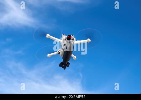 Un drone civile con una piccola bomba a bordo sta volando nel cielo Foto Stock