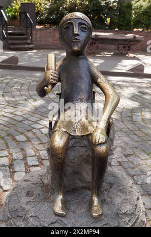 Tbilisi, Georgia - 28 aprile 2019: Monumento a Toastmaster nella città vecchia, in via Sioni. Si tratta di una copia ingrandita di una statuetta trovata durante gli scavi Foto Stock