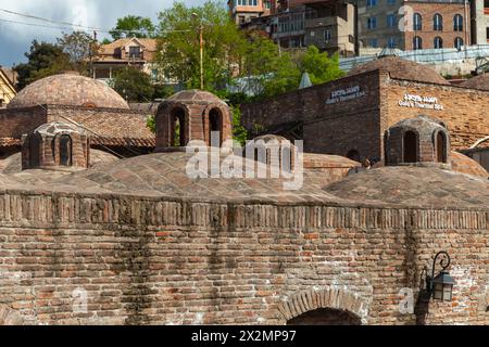 Tbilisi, Georgia - 28 aprile 2019: Architettura di Abanotubani, l'antico distretto termale di Tbilisi Foto Stock