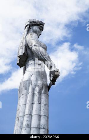 Tbilisi, Georgia - 29 aprile 2019: Il monumento di Kartlis Deda è sotto il cielo nuvoloso blu. Madre di Kartvel o madre della statua georgiana fu eretta nel 1958. Foto Stock