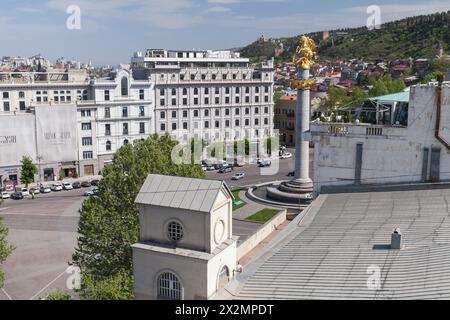 Tbilisi, Georgia - 29 aprile 2019: Vista aerea di Piazza della libertà, paesaggio urbano di Tbilisi in una giornata di sole Foto Stock