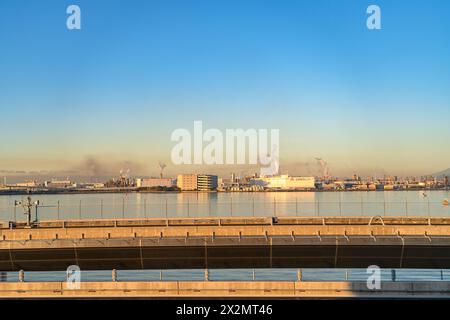 La regione industriale di Keihin. Vicino all'aeroporto internazionale Haneda di Tokyo all'alba. Tokyo, Giappone Foto Stock