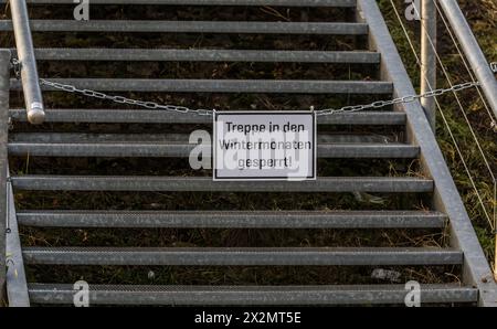 Halbergmoos, Germania - 1. Gennaio 2021: Wegen Rutschgefahr ist die Treppe bei Aussichtshügel Süd am Flughafen München in den Wintermonaten gesperr Foto Stock