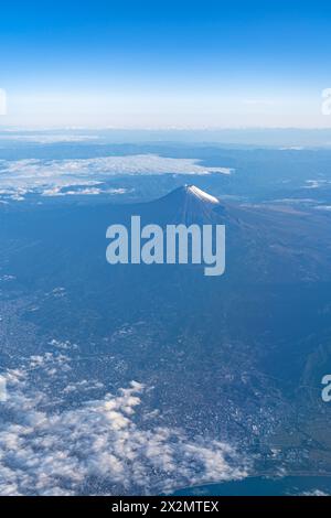 Vista dall'alto del Monte Fuji ( Mt. Fuji ) e cielo blu. Paesaggi paesaggistici del Parco Nazionale Fuji-Hakone-Izu. Shizuoka, Giappone Foto Stock