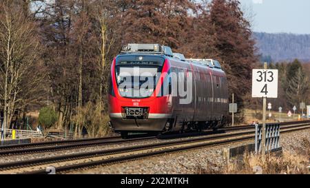 Laufenburg, Germania - 13. Febbraio 2022: Ein Bombardier Talent der deutschen Bahn unterwegs von Lauchringen zum Bahnhof Laufenburg a Süddeutschlan Foto Stock