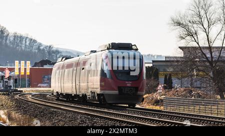 Laufenburg, Germania - 13. Febbraio 2022: Ein Bombardier Talent der deutschen Bahn unterwegs von Lauchringen zum Bahnhof Laufenburg a Süddeutschlan Foto Stock