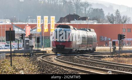 Laufenburg, Germania - 13. Febbraio 2022: Ein Bombardier Talent der deutschen Bahn unterwegs von Laufenburg zum Bahnhof Lauchringen a Süddeutschlan Foto Stock