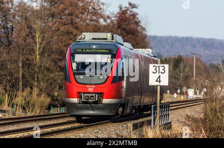 Laufenburg, Germania - 13. Febbraio 2022: Ein Bombardier Talent der deutschen Bahn unterwegs von Laufenburg zum Bahnhof Lauchringen a Süddeutschlan Foto Stock