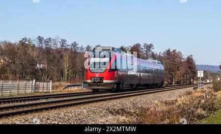 Laufenburg, Germania - 13. Febbraio 2022: Ein Bombardier Talent der deutschen Bahn unterwegs von Lauchringen zum Bahnhof Laufenburg a Süddeutschlan Foto Stock