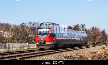 Laufenburg, Germania - 13. Febbraio 2022: Ein Bombardier Talent der deutschen Bahn unterwegs von Lauchringen zum Bahnhof Laufenburg a Süddeutschlan Foto Stock