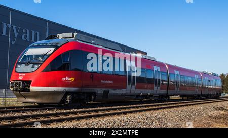 Laufenburg, Germania - 13. Febbraio 2022: Ein Bombardier Talent der deutschen Bahn unterwegs von Lauchringen zum Bahnhof Laufenburg a Süddeutschlan Foto Stock