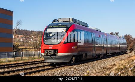 Laufenburg, Germania - 13. Febbraio 2022: Ein Bombardier Talent der deutschen Bahn unterwegs von Laufenburg zum Bahnhof Lauchringen a Süddeutschlan Foto Stock