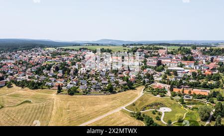 Blick auf die Dächer der süddeutschen Gemeinde Bonndorf im Schwarzwald. Die Gemeinde liegt im Schwarzwald. (Bonndorf im Schwarzwald, Deutschland, 18,0 Foto Stock