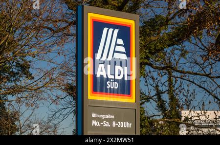 Schild der Aldi Süd Filiale a Waldshut-Tiengen a Süddeutschland. (Waldshut-Tiengen, Deutschland - 8. Febbraio 2022). Foto Stock